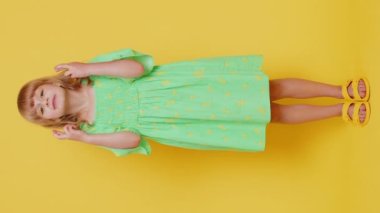 Liseli kız şans dileyerek oyun oynamayı kaybetti. Piyango sonuçlarına şaşırdı. Kötü talih, kayıp, şanssız haber, umutsuzluk ve yalnızlık, sinir krizi. Ergen bir çocuk. Dikey