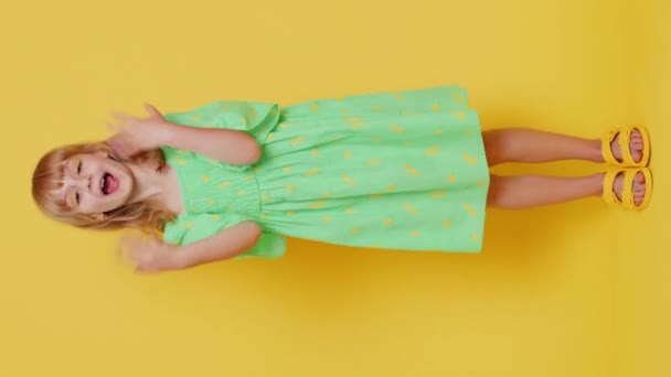 Jong Blond Schoolmeisje Glimlachend Vriendelijk Voor Camera Zwaaiende Handen Gebaren — Stockvideo
