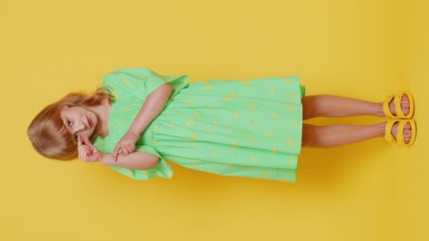 Mai Nevoie Ceva Rog Copil Blonda Fetiță Arată Pic Gest — Videoclip de stoc