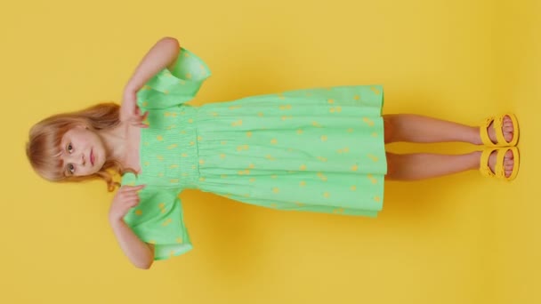 Küçük Sarışın Kız Çocuğu Reklam Için Aşağıdaki Fotokopi Alanını Işaret — Stok video