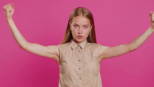 Soy Fuerte Independiente Mujer Joven Mostrando Bíceps Buscando Confianza Sintiendo — Vídeo de stock
