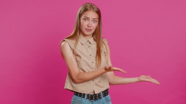 Жінка Піднімає Руки Запитуючи Чому Причина Невдачі Демонструючи Роздратування Від — стокове відео