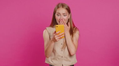 Mutlu, mutlu, neşeli bir kadın akıllı telefon daktilo kullanıyor. 