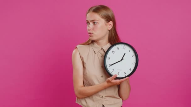 Mujer Con Ansiedad Comprobando Hora Del Reloj Llegando Tarde Trabajo — Vídeo de stock