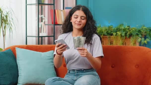 Планування Бюджету Багата Щаслива Індійська Жінка Використовує Додаток Калькулятора Смартфона — стокове відео