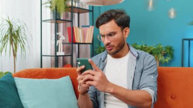 Mutlu adam cep telefonu daktilo kullanarak 