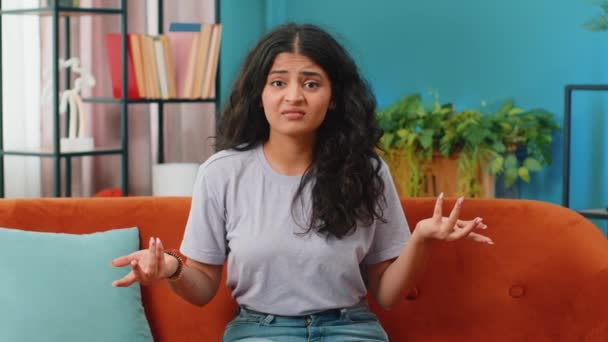 Diyecegimi Bilmiyorum Kafası Karışmış Hintli Arap Kadın Belirsiz Bir Sorudan — Stok video