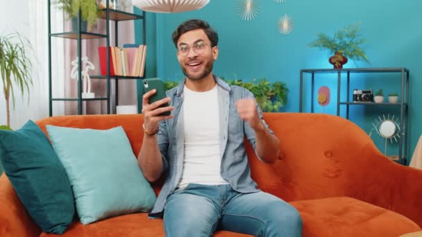 Happy Man Używać Mobilny Smartfon Wpisując Powiedzieć Wow Tak Świętując — Wideo stockowe