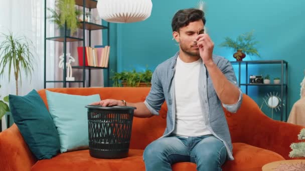 印度男子摘下眼镜扔进垃圾桶后 医学视觉激光治疗手术 望着相机微笑 一个阿拉伯人坐在现代家庭公寓的沙发上 — 图库视频影像
