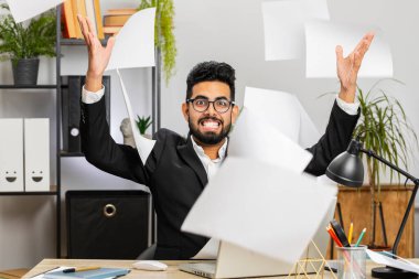 Serbest çalışan hoşnutsuz adam kağıt para fırlatıyor. Gergin Hintli işadamı ödenmemiş banka borçlarına bakıyor, evrak işleriyle uğraşıyor, bütçe planlıyor, ofisteki ipotek ödemelerini hesaplıyor.