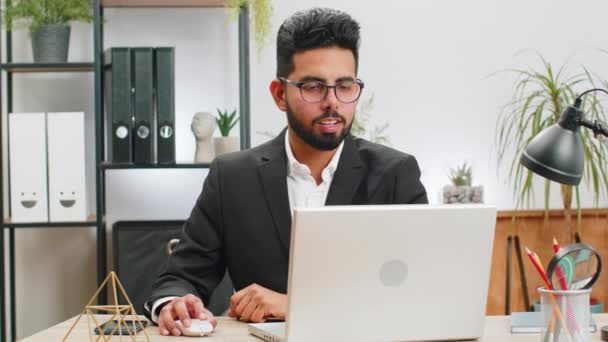 印度胡子商人的肖像面对着在总部工作的自由职业者 在笔记本电脑上工作的现代职场人士 经理自由撰稿人阿拉伯人在笔记本上工作 发短信在网上购物 — 图库视频影像