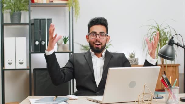 Ενθουσιασμένος Έκπληκτος Ινδός Επιχειρηματίας Freelancer Αναζητούν Σοκαρισμένος Wow Δείχνει Χέρια — Αρχείο Βίντεο