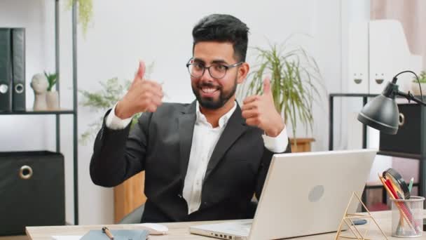 Tipo Jovem Empresário Indiano Feliz Trabalhando Laptop Olhando Aprovadamente Para — Vídeo de Stock