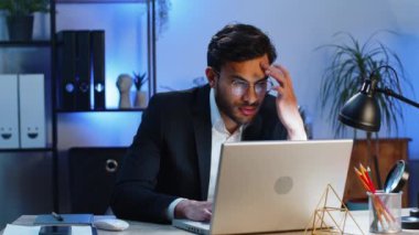 Laptop üzerinde çalışırken sinirli Hintli iş adamı, beklenmedik internet sitesi problemi, bilgisayar virüsü veri kaybı hackleme. Freelancer ofisteki kırık defter yüzünden kızgın.