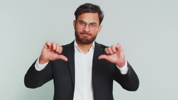 Подобається Невдоволений Індійський Бізнесмен Показує Великі Пальці Вниз Жест Висловлюючи — стокове відео