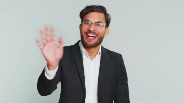 Індійський Бізнесмен Посміхається Доброзичливо Камеру Махаючи Руками Жестикулюючи Привіт Привітання — стокове відео