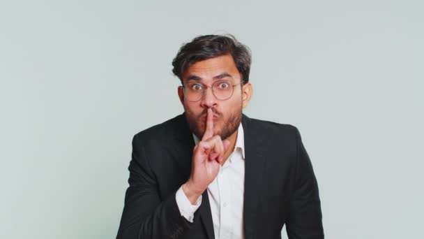 Var Tyst Indiska Affärsman Trycker Pekfinger Mot Läppar Gör Tystnad — Stockvideo