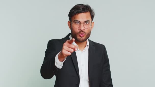 Escolho Indiano Sorridente Empresário Apontando Dedo Para Câmera Olhando Com — Vídeo de Stock
