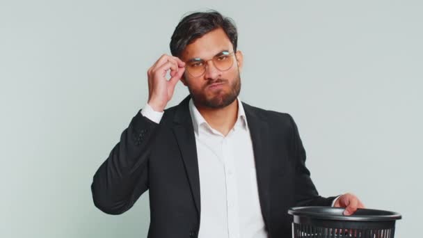 Indyjski Biznesmen Wyrzucający Okulary Kosza Zabiegu Laserowej Terapii Wzroku Uśmiechający — Wideo stockowe