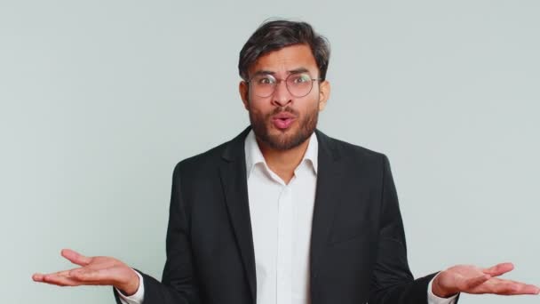 Γιατί Θυμωμένος Ινδός Επιχειρηματίας Υψώνει Χέρι Του Στην Αγανακτισμένη Έκφραση — Αρχείο Βίντεο