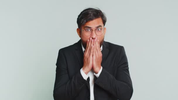 ストレスに陥ったインドのビジネスマンは 危険な問題 恐怖症 不安障害を恐れ 恐怖を表明し 手を振らず ストレス パニックを起こします 灰色の背景に恐ろしい男 — ストック動画