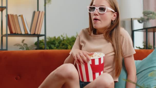 Aufgeregte Junge Frau Die Auf Dem Sofa Sitzt Und Popcorn — Stockvideo