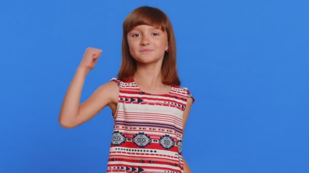 Przykład Szczęśliwy Młody Nastolatek Dziewczynka Dziecko Patrząc Aprobatą Aparat Pokazujący — Wideo stockowe