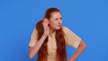 - Seni duyamıyorum. - Ne? Yetişkin bir kadın, şaşkın ve somurtkan bakışlarını duymaya çalışıyor, daha yüksek bir ses için kolunu kulağının yakınında tutuyor, tekrar etmek istiyor, bilgi sağırlığı duymak istiyor. Mavi arka planda kızıl saçlı kız