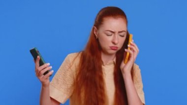 Sinirli, stresli genç bir kadın iki cep telefonuyla bağırarak konuşuyor. Tartışıyorlar. Şikayet anlaşmazlığı çözülüyor. Mavi stüdyo arka planında izole edilmiş kız