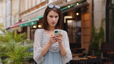 Güzel genç bir kadın akıllı telefon daktilo kullanıyor. Ani piyango sonuçlarını kaybediyor. Kötü haber, servet kaybı, başarısızlık. Şehir merkezinde gezen bir kız güneşli bir sokakta. Kasaba yaşam tarzları