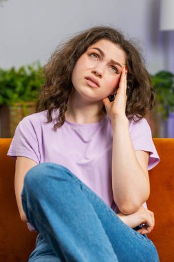 Üzgün, yalnız bir kadın sınıfında oturmuş, hayat endişelerini düşünüyor ya da karşılıksız aşk adaletsiz bir durumdan muzdarip. Yalnız kız sorunu depresyonu dağıtıyor. Sinir patlaması yaşıyor. Dikey