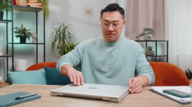 Asyalı, olgun, serbest çalışan bir adam evdeki oturma odasına girer ve masadaki kanepeye oturur, dizüstü bilgisayarı açar. Adam defter üzerinde çalışıyor, mesajlar gönderiyor, online alışverişler yapıyor, film izliyor.
