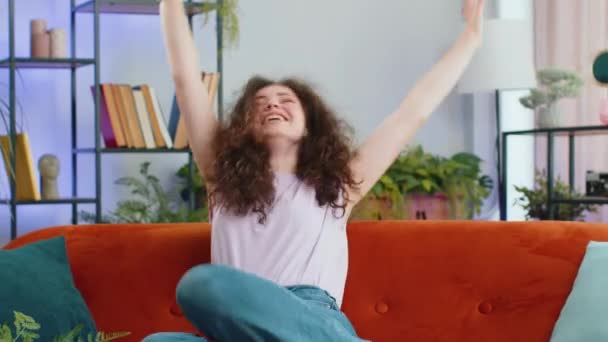 Glad Ung Kvinna Skriker Firar Framgång Vinna Mål Prestation Goda — Stockvideo