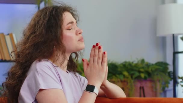 Alstublieft God Helpe Jonge Vrouw Bidt Oprecht Met Gevouwen Armen — Stockvideo