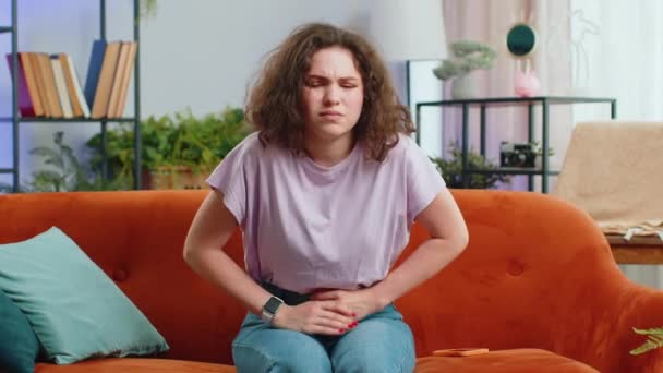 Beteg Gyomorfájásban Szenvedő Menstruációs Görcsök Kanapén Otthoni Szobában Hasat Tartó — Stock videók