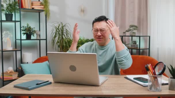Missnöjd Ledsen Asiatisk Man Använder Bärbar Dator Anteckningsbok Skriva Beter — Stockvideo
