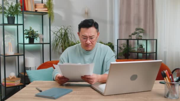 Hombre Asiático Estresado Que Trabaja Ordenador Portátil Habitación Casa Mirando — Vídeo de stock