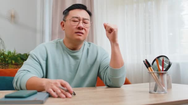 Retrato Homem Asiático Triste Cara Sentado Casa Parece Pensativo Pensa — Vídeo de Stock