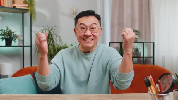 Happy Asian Man Schreeuwen Vieren Succes Winnen Doel Bereiken Goed — Stockvideo