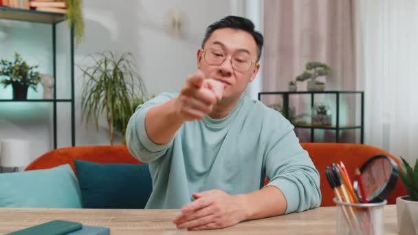 Привіт Суворий Незадоволений Азіатський Чоловік Вказує Пальцем Камеру Виглядає Сердитим — стокове відео