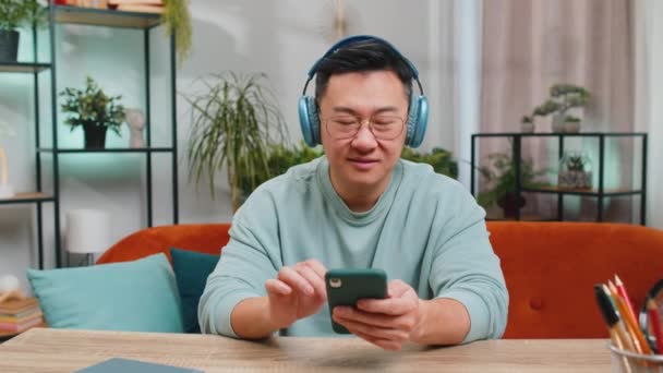Glücklich Entspannter Überglücklicher Asiatischer Mann Mit Drahtlosen Kopfhörern Der Lieber — Stockvideo
