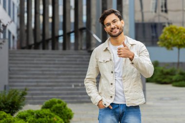 Gibi. Mutlu Hintli adam olumlu bir cevap vererek olumlu bir cevap veriyor reklamlar başarıyı kutlayan iyi bir geri bildirimi seviyor. Şehir sokağındaki Arap adam. Kopyalama alanı