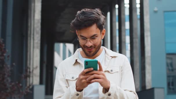 Giovane Uomo Indiano Utilizzare Smartphone Mobile Celebrando Vincere Buone Notizie — Video Stock