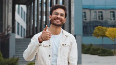 Gibi. Mutlu Hintli adam olumlu bir cevap vererek olumlu yanıt veriyor reklamlar iyi fikir geri bildirimlerini seviyor, başarı zaferini kutluyor. Şehir caddesinde duran Arap adam.