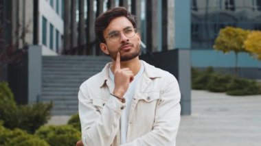 - Ne? - Neden? Şaşırmış Hintli adam başarısızlığın nedenini sorarak el kaldırıyor, dışarıda yaşanan sorunlardan kuşkulandığını gösteriyor. Şehir merkezindeki caddede duran kafası karışmış Arap Hindu adam.