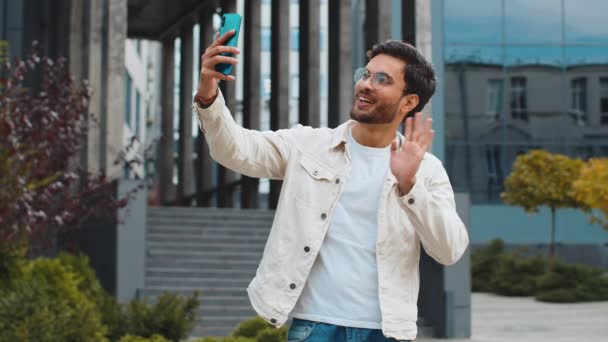 Ung Indisk Man Bloggare Tar Selfie Smartphone Kommunicera Videosamtal Online — Stockvideo