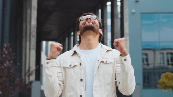 Щасливий Індійський Підприємець Кричить Святкуючи Успіх Перемогу Досягнення Мети Хороші — стокове відео