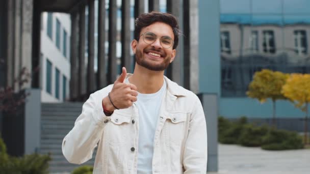 快乐的印度人竖起大拇指同意某事给予肯定的答复推荐广告喜欢好主意的反馈 庆祝胜利 站在城市街道上的阿拉伯人 — 图库视频影像
