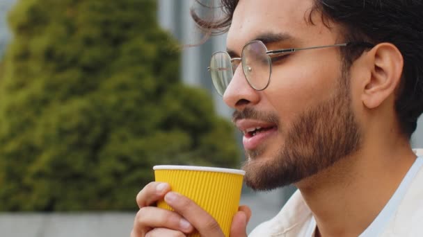 Vrolijke Jonge Indiase Man Genieten Van Morgens Koffie Warme Drank — Stockvideo