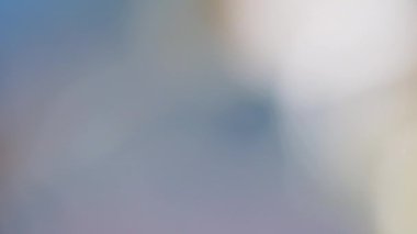 Çok renkli ışık siyah arkaplanda 4K görüntü sızdırıyor. Stüdyoda gaz sızıntısı var. Doğal aydınlatma ışınları bokeh etkisi. Çekimlerinizi birleştirmek, videoyu biçimlendirmek, geçişlerinizi